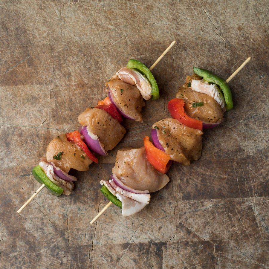 Brochettes de poulet avec légumes